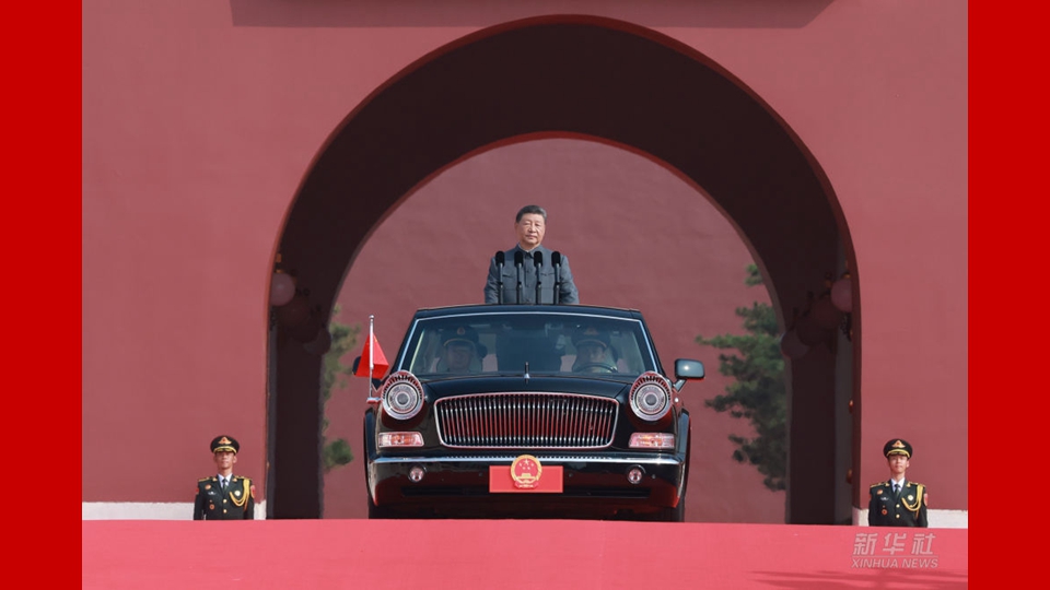 習近平乘檢閱車經(jīng)過金水橋駛上長安街