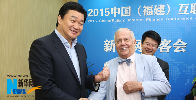 羅杰斯參加思客會，與新華網(wǎng)董事長、總裁田舒斌親切交談。