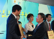 國家信訪局黨組成員、副局長李皋為獲獎?wù)哳C獎