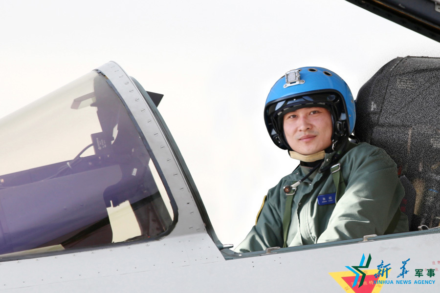 ↑戰(zhàn)機上準(zhǔn)備起飛的張超。 ↑戰(zhàn)機上準(zhǔn)備起飛的張超。