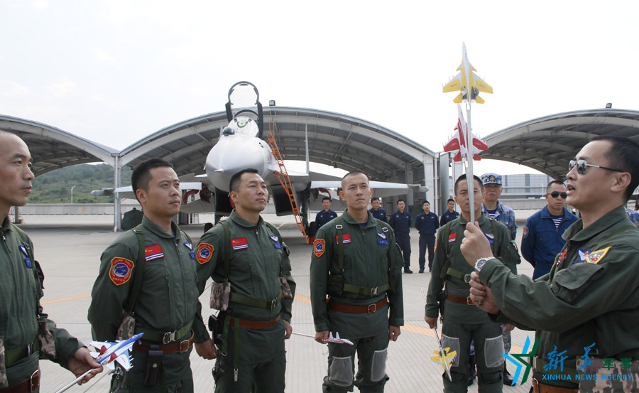 ↑海軍某艦載航空兵部隊(duì)部隊(duì)長(zhǎng)戴明盟帶領(lǐng)飛行員進(jìn)行地面模擬訓(xùn)練。