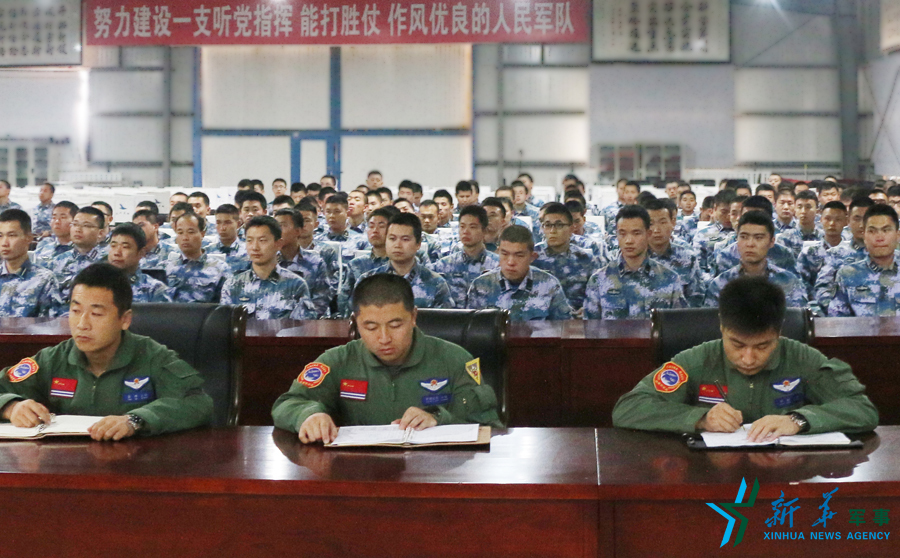 資料圖片：張超（右一）參加部隊(duì)思想政治教育。