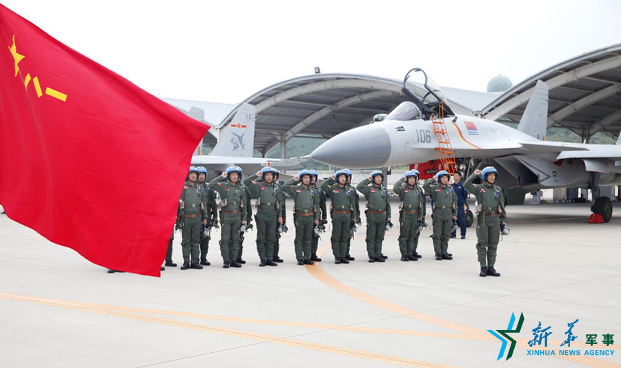 ↑軍旗招展，航空驕子對藍(lán)天宣誓。
