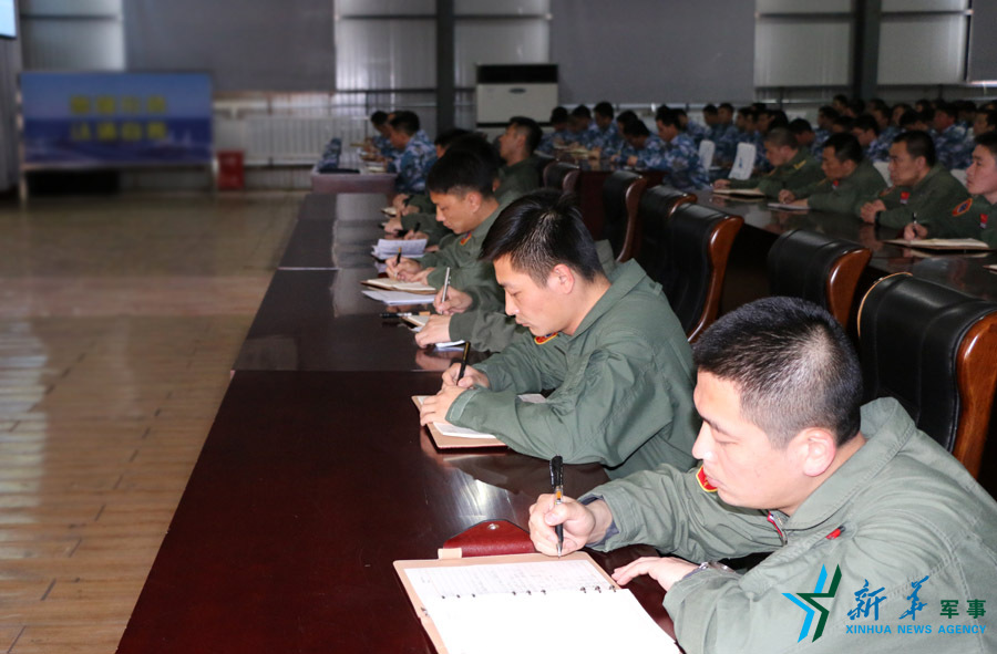 ↑資料圖片：張超參加部隊(duì)組織的《改革強(qiáng)軍主題教育》授課現(xiàn)場。