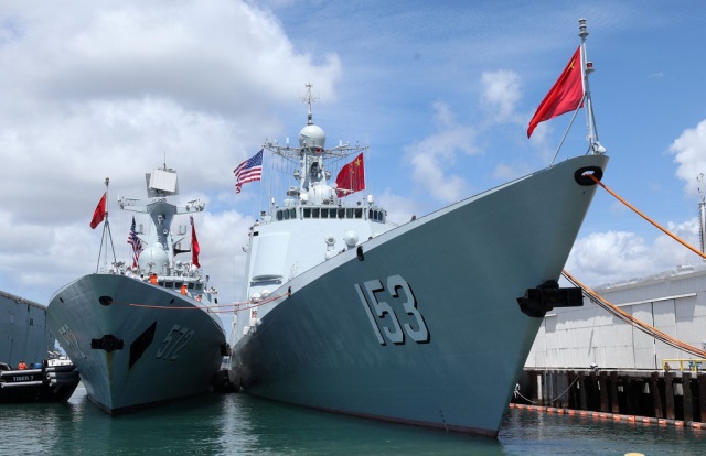 停泊珍珠港碼頭的中國海軍艦艇編隊導彈驅逐艦西安艦（右）和導彈護衛(wèi)艦衡水艦。