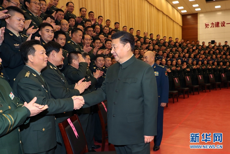 1月23日，習近平專程來到陸軍第65集團軍，深入基層連隊，看望慰問官兵，代表黨中央和中央軍委，向全軍指戰(zhàn)員、武警部隊官兵、民兵預備役人員致以誠摯問候和新春祝福。這是習近平親切接見駐張家口部隊師以上領導干部和團級單位主官。新華社記者李剛攝