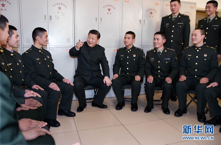 1月23日，習近平專程來到陸軍第65集團軍，深入基層連隊，看望慰問官兵，代表黨中央和中央軍委，向全軍指戰(zhàn)員、武警部隊官兵、民兵預備役人員致以誠摯問候和新春祝福。這是習近平在該集團軍“大功三連”同官兵親切交談。新華社記者李剛攝