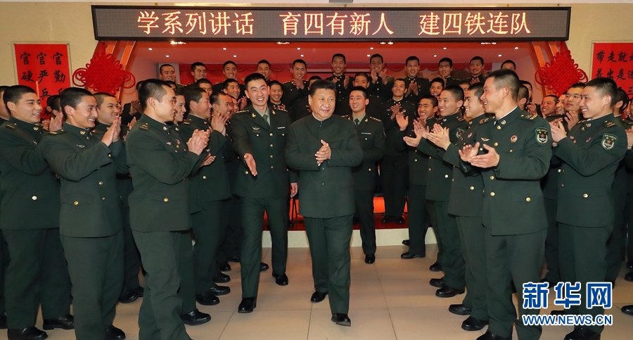 1月23日，習近平專程來到陸軍第65集團軍，深入基層連隊，看望慰問官兵，代表黨中央和中央軍委，向全軍指戰(zhàn)員、武警部隊官兵、民兵預備役人員致以誠摯問候和新春祝福。這是習近平在該集團軍“大功三連”同官兵在一起。新華社記者李剛攝
