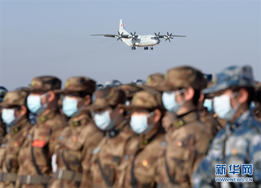 （聚焦疫情防控·圖文互動(dòng)）（1）空軍第四次向武漢大規(guī)?？者\(yùn)醫(yī)療隊(duì)員和物資