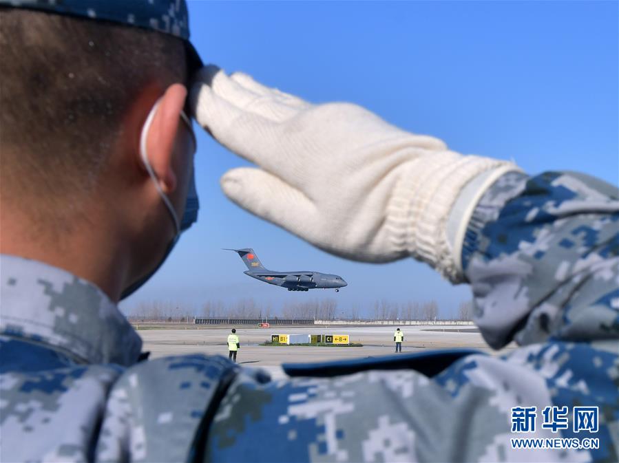 （聚焦疫情防控·圖文互動(dòng)）（3）空軍第四次向武漢大規(guī)?？者\(yùn)醫(yī)療隊(duì)員和物資