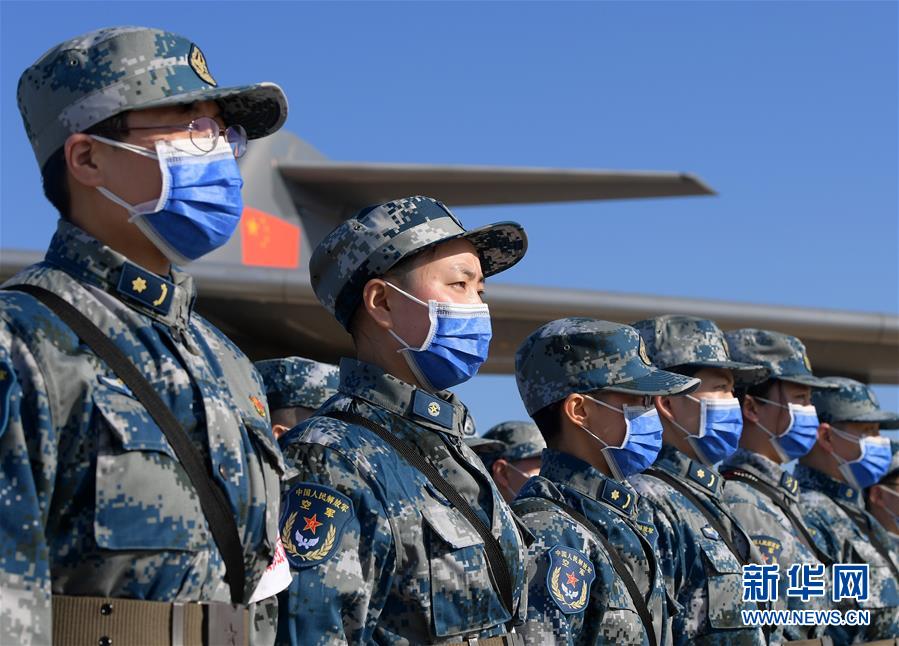 （聚焦疫情防控·圖文互動(dòng)）（10）空軍第四次向武漢大規(guī)?？者\(yùn)醫(yī)療隊(duì)員和物資