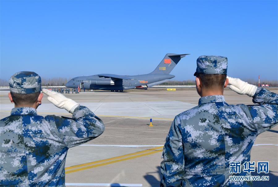 （聚焦疫情防控·圖文互動(dòng)）（12）空軍第四次向武漢大規(guī)?？者\(yùn)醫(yī)療隊(duì)員和物資