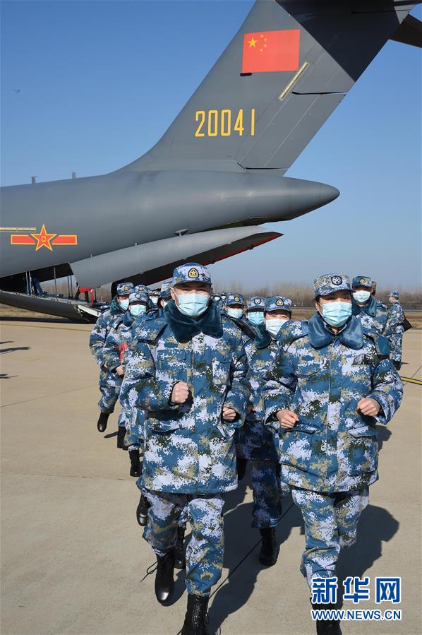 （聚焦疫情防控·圖文互動(dòng)）（14）空軍第四次向武漢大規(guī)?？者\(yùn)醫(yī)療隊(duì)員和物資