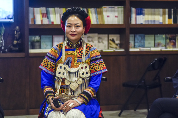 阿牛阿呷：對(duì)彝族姑娘來說，胎教就是彝族的刺繡文化，但是當(dāng)我們走出來，我們覺得我們對(duì)其他支系的服飾知識(shí)了解太少了，需要學(xué)習(xí)的很多，所以開辦了這個(gè)專業(yè)。