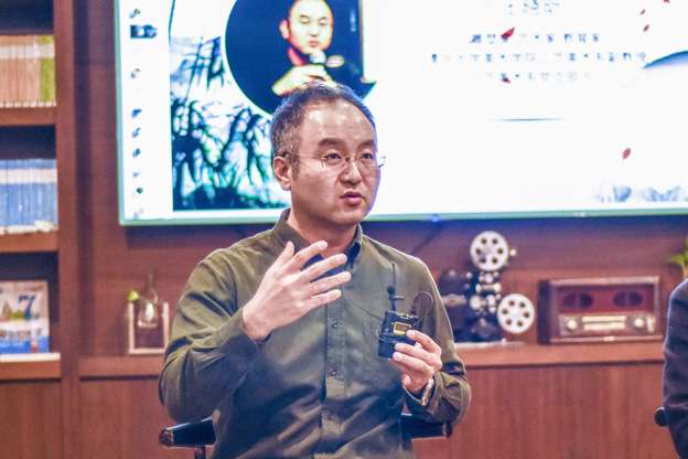 王曉昕：語言問題其實(shí)是非遺傳承所面臨的一個(gè)普遍問題。非遺傳承人可能有很好的技藝，但是因?yàn)檎Z言問題沒有辦法與外面的人交流，就失去了傳承的機(jī)會(huì)。