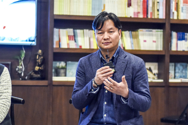 丁大為：烏銅走銀有三百年的歷史了，是云南地區(qū)獨(dú)有的技藝。這門(mén)技藝入門(mén)大概需要3年，學(xué)成需要20年。用語(yǔ)言去表達(dá)它其實(shí)是很難的。