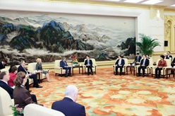 韓正會見中俄友好、和平與發(fā)展委員會第十四次全體會議與會代表