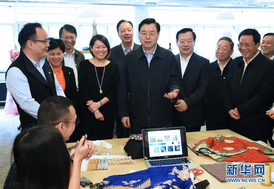 5月8日至11日，中共中央政治局常委、全國人大常委會委員長張德江在浙江調(diào)研。這是5月9日，張德江來到位于嘉興市的雅瑩服裝有限公司，了解公司的服裝設(shè)計(jì)、生產(chǎn)和銷售情況。新華社記者 馬占成 攝 