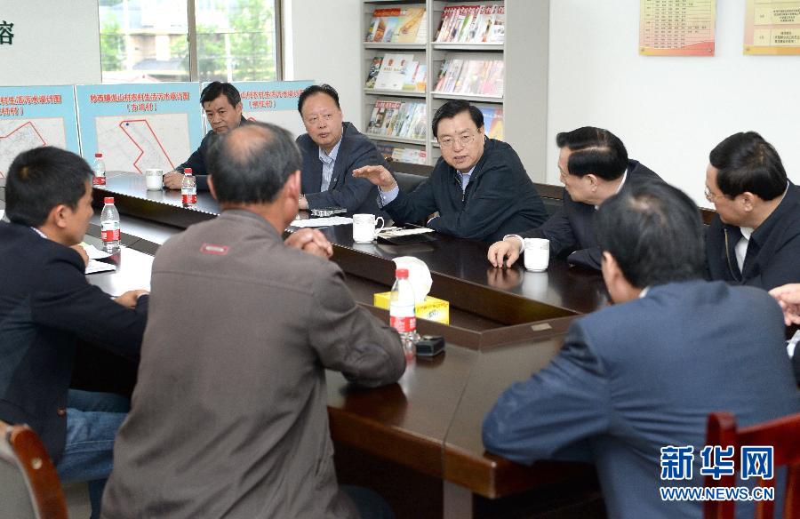這是5月9日，張德江到湖州市妙西鎮(zhèn)調(diào)研，與基層人大代表座談。新華社記者 馬占成 攝 