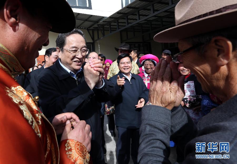 這是5月16日，俞正聲在香格里拉縣建塘鎮(zhèn)金龍社區(qū)與居民們親切交談。 新華社記者 劉衛(wèi)兵 攝