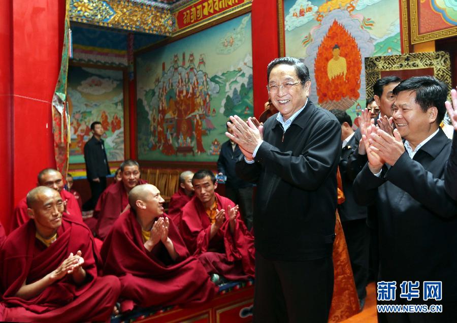 這是5月16日，俞正聲在云南佛學(xué)院迪慶藏傳佛教分院看望宗教界人士。 新華社記者 劉衛(wèi)兵 攝