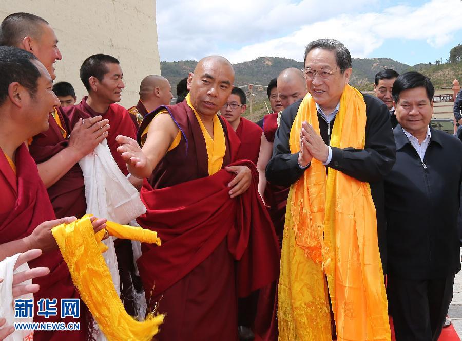 這是5月16日，俞正聲在松贊林寺看望宗教界人士。 新華社記者 劉衛(wèi)兵 攝