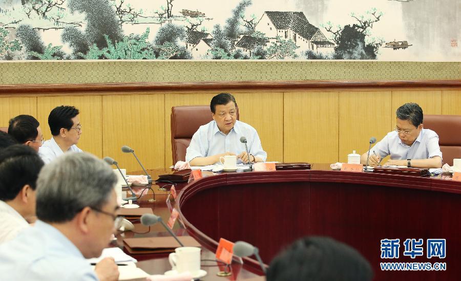 6月24日，中共中央政治局常委、中央黨的群眾路線教育實(shí)踐活動(dòng)領(lǐng)導(dǎo)小組組長(zhǎng)劉云山在北京主持召開(kāi)中央黨的群眾路線教育實(shí)踐活動(dòng)領(lǐng)導(dǎo)小組會(huì)議。新華社記者 姚大偉 攝 