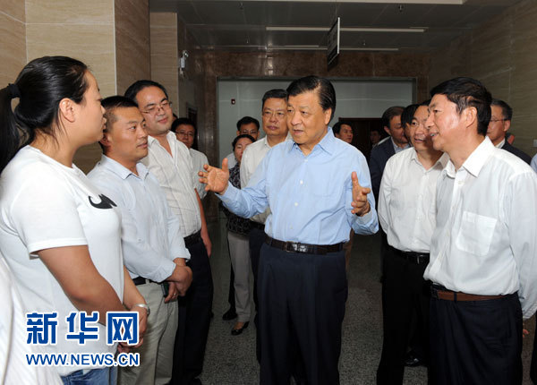 這是7月18日，劉云山在青海省政府行政服務和公共資源交易中心調研。新華社記者 饒愛民 攝