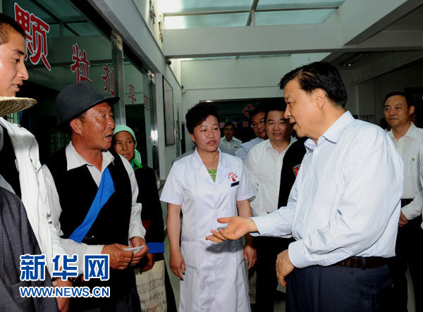 這是7月17日，劉云山在海東市互助土族自治縣中醫(yī)院調研。新華社記者 饒愛民 攝