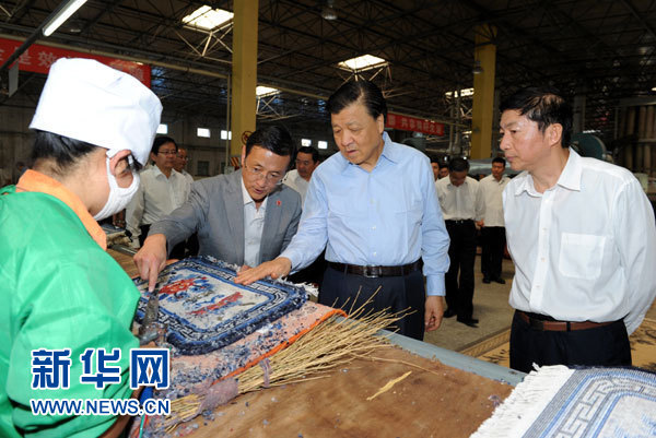 這是7月18日，劉云山在青海藏羊地毯集團有限公司調研。新華社記者 饒愛民 攝