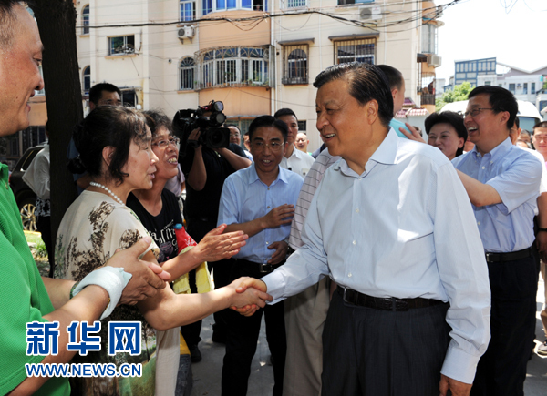 這是7月22日，劉云山在上海市普陀區(qū)桃浦鎮(zhèn)蓮花公寓居委會(huì)調(diào)研時(shí)同社區(qū)居民親切握手。新華社記者 饒愛(ài)民 攝