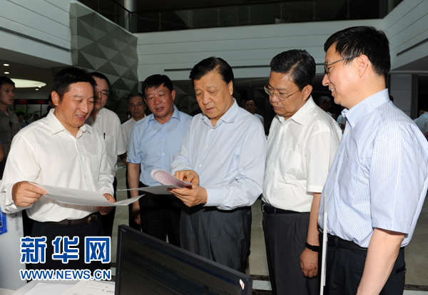  7月22日至23日，中共中央政治局常委、中央書(shū)記處書(shū)記劉云山在上海調(diào)研。這是7月22日，劉云山在中國(guó)（上海）自貿(mào)試驗(yàn)區(qū)外高橋綜合服務(wù)大廳調(diào)研。新華社記者 饒愛(ài)民 攝 
