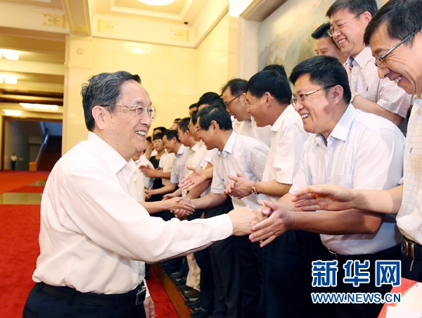會(huì)前，俞正聲、張高麗接見援藏干部代表，向參加對(duì)口支援西藏工作的各地區(qū)各部門各單位和廣大援藏干部表示誠摯問候。新華社記者 姚大偉 攝