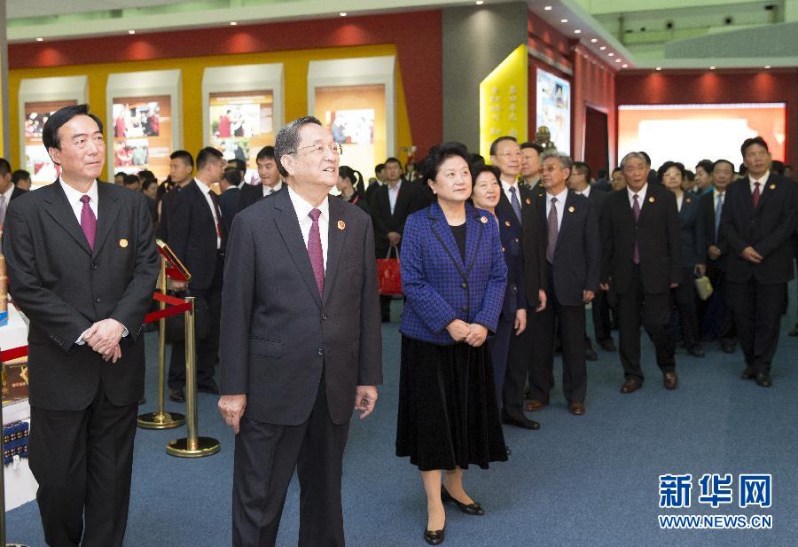 9月7日，中共中央政治局常委、全國(guó)政協(xié)主席、中央代表團(tuán)團(tuán)長(zhǎng)俞正聲率代表團(tuán)全體成員來(lái)到拉薩西藏會(huì)展中心，出席《圓夢(mèng)中國(guó)西藏華章——西藏自治區(qū)成立50年成就展》開(kāi)幕式并參觀展覽。 新華社記者 黃敬文 攝 
