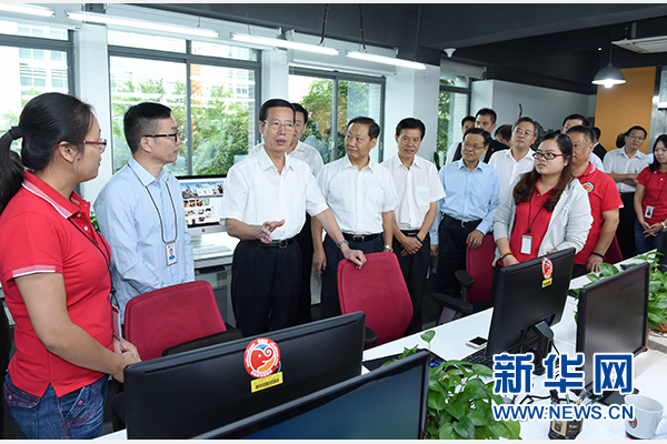 9月16日至18日，中共中央政治局常委、國務院副總理張高麗在廣西調(diào)研。這是9月17日，張高麗在南寧美麗傳說公司調(diào)研承接產(chǎn)業(yè)轉移和開展跨境電子商務情況。 新華社記者張鐸攝 