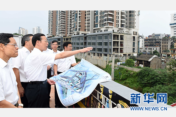 9月16日至18日，中共中央政治局常委、國務院副總理張高麗在廣西調(diào)研。這是9月16日，張高麗實地考察南寧水街棚戶區(qū)改造項目現(xiàn)場。 新華社記者張鐸攝 