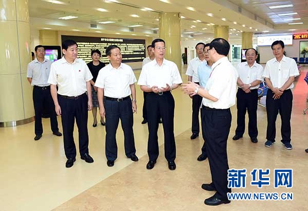 9月16日至18日，中共中央政治局常委、國務院副總理張高麗在廣西調(diào)研。這是9月17日，張高麗在南寧市公共資源交易中心對外服務大廳了解自治區(qū)簡政放權有關工作。 新華社記者張鐸攝