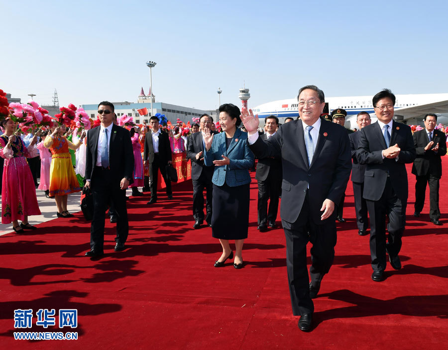  9月25日，以中共中央政治局常委、全國(guó)政協(xié)主席俞正聲為團(tuán)長(zhǎng)的中央代表團(tuán)飛抵烏魯木齊，出席新疆維吾爾自治區(qū)成立60周年慶?；顒?dòng)。新華社記者 饒愛民 攝