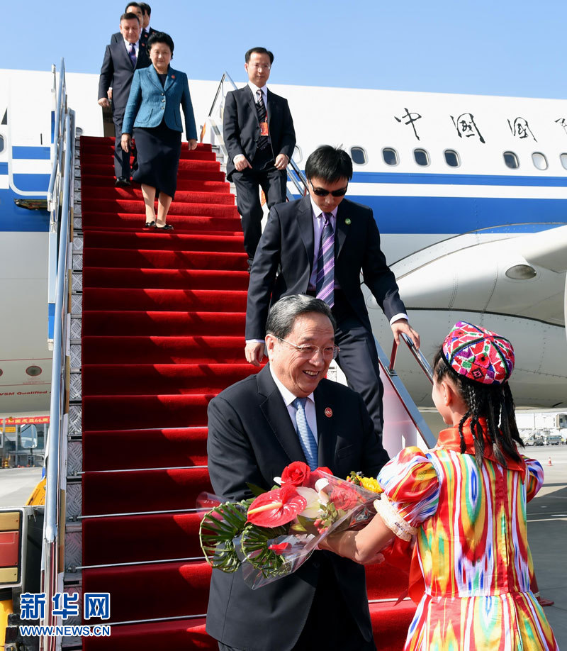 9月25日，以中共中央政治局常委、全國(guó)政協(xié)主席俞正聲為團(tuán)長(zhǎng)的中央代表團(tuán)飛抵烏魯木齊，出席新疆維吾爾自治區(qū)成立60周年慶?；顒?dòng)。新華社記者 饒愛民 攝