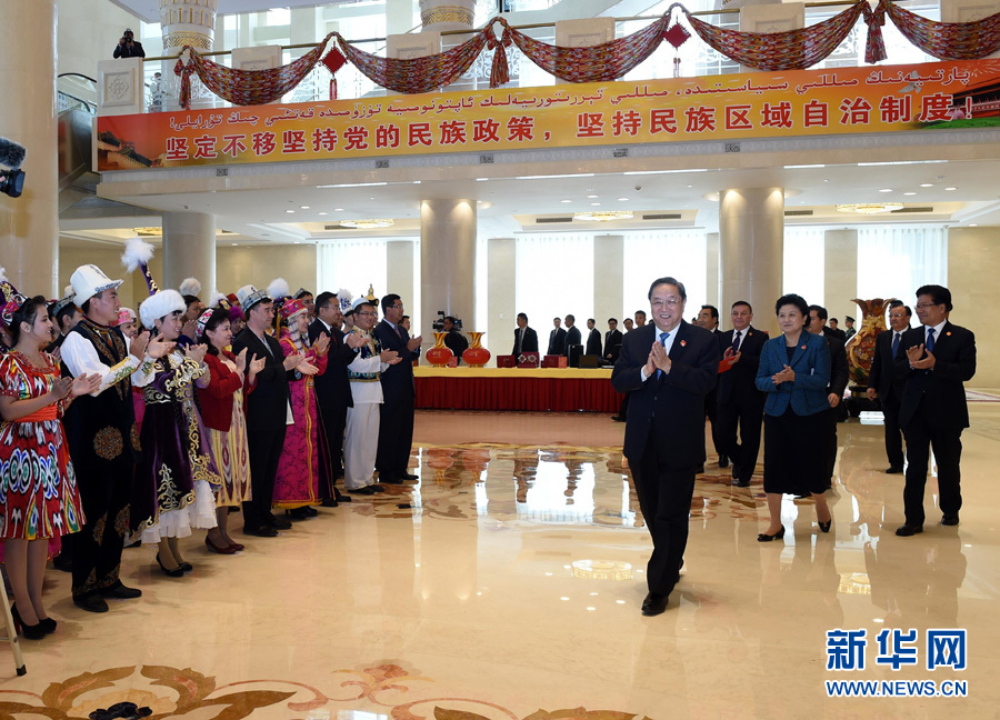 9月25日，中共中央政治局常委、全國政協(xié)主席、中央代表團(tuán)團(tuán)長俞正聲率中央代表團(tuán)出席向新疆維吾爾自治區(qū)贈送紀(jì)念品儀式。 新華社記者饒愛民 攝 