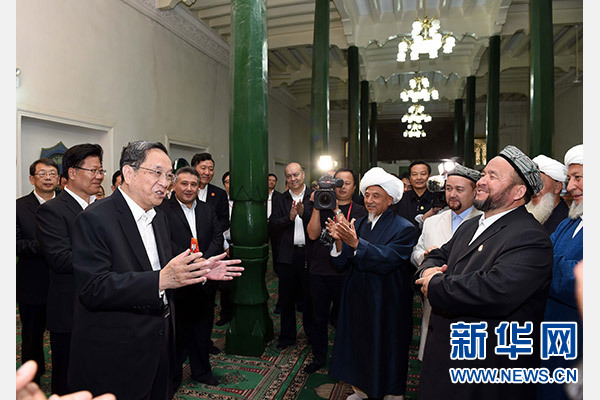9月26日，中共中央政治局常委、全國政協(xié)主席、中央代表團(tuán)團(tuán)長(zhǎng)俞正聲率中央代表團(tuán)部分成員赴喀什看望各族干部群眾。這是俞正聲等來到喀什市艾提尕爾清真寺，與喀什地區(qū)宗教人士代表交流。新華社記者 饒愛民 攝  