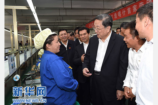 這是俞正聲等在喀什經(jīng)濟(jì)開發(fā)區(qū)深圳產(chǎn)業(yè)園視察電子產(chǎn)品生產(chǎn)線，并與現(xiàn)場(chǎng)工人親切交流。新華社記者 饒愛民 攝