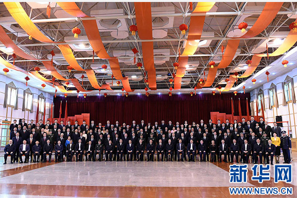 這是俞正聲同喀什地區(qū)有關(guān)負(fù)責(zé)同志、各界人士代表、援疆干部代表合影留念。新華社記者 饒愛民 攝