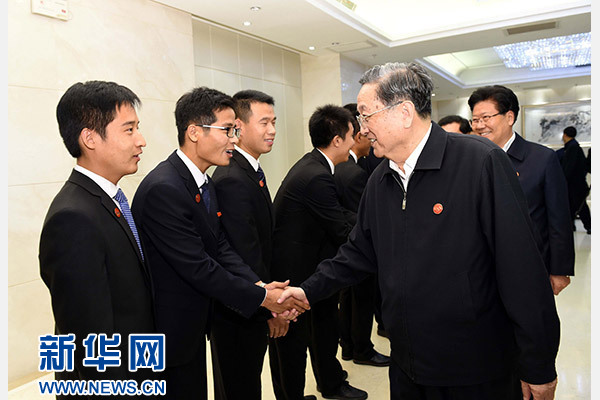 這是俞正聲會(huì)見在喀什地區(qū)鄉(xiāng)鎮(zhèn)工作的內(nèi)地高校畢業(yè)生代表。新華社記者 饒愛民 攝