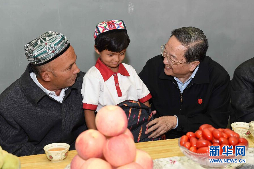 9月27日，中共中央政治局常委、全國政協(xié)主席、中央代表團團長俞正聲率中央代表團部分成員赴喀什地區(qū)莎車縣看望各族干部群眾。這是俞正聲到新疆生產(chǎn)建設兵團第三師莎車農場維吾爾族團場職工家中看望，并向小朋友贈送學習用品。新華社記者 饒愛民 攝