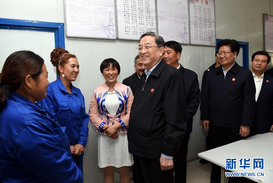 9月27日，中共中央政治局常委、全國政協(xié)主席、中央代表團團長俞正聲率中央代表團部分成員來到新疆英吉沙縣喀什中興手套有限公司考察。新華社記者 饒愛民 攝 
