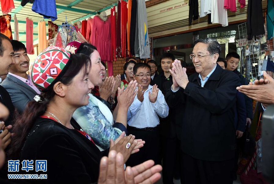 9月27日，中共中央政治局常委、全國政協(xié)主席、中央代表團團長俞正聲率中央代表團部分成員赴喀什地區(qū)莎車縣看望各族干部群眾。這是俞正聲在莎車縣艾力西湖鎮(zhèn)21村看望慰問維吾爾族群眾。新華社記者 饒愛民 攝