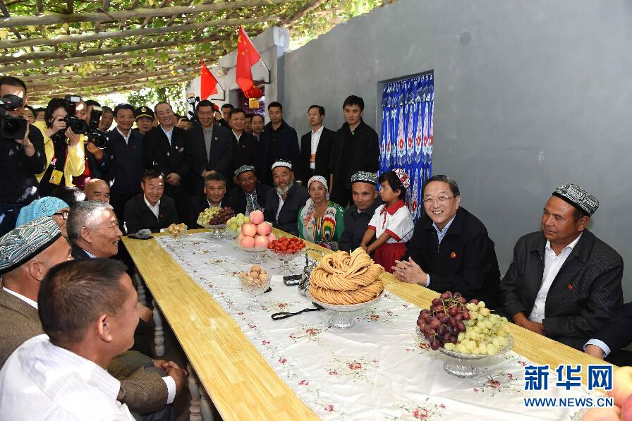9月27日，中共中央政治局常委、全國政協(xié)主席、中央代表團團長俞正聲率中央代表團部分成員赴喀什地區(qū)莎車縣看望各族干部群眾。這是俞正聲到新疆生產(chǎn)建設兵團第三師莎車農場維吾爾族團場職工家中看望。新華社記者 饒愛民 攝