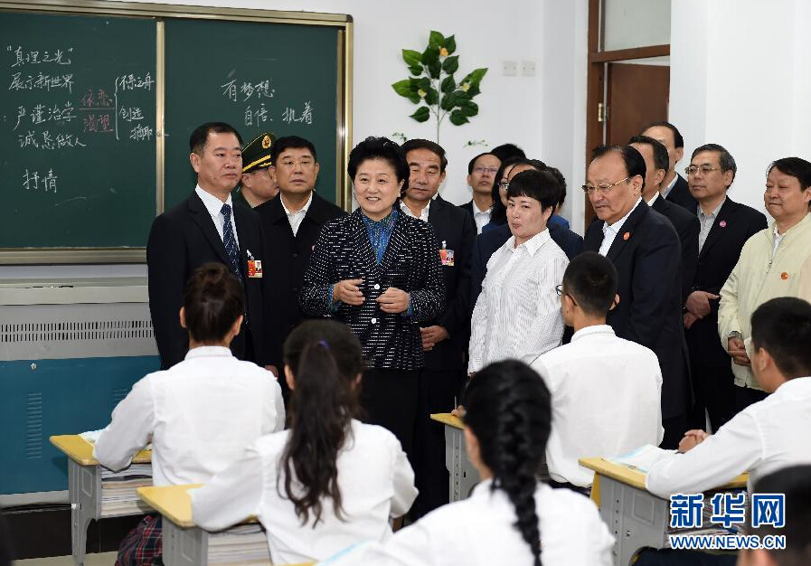 9月27日，中共中央政治局委員、國務(wù)院副總理、中央代表團副團長劉延?xùn)|率中央代表團分團，帶著黨中央、國務(wù)院的親切關(guān)懷和全國各族人民的深切情誼，來到和田地區(qū)、阿克蘇地區(qū)慰問各族干部群眾，并祝賀大家中秋節(jié)快樂。這是劉延?xùn)|視察對口援建的和田天津中學。新華社記者 張領(lǐng) 攝