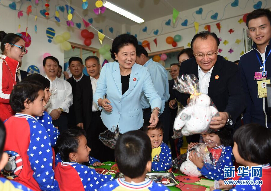 9月27日，中共中央政治局委員、國務(wù)院副總理、中央代表團副團長劉延?xùn)|率中央代表團分團，帶著黨中央、國務(wù)院的親切關(guān)懷和全國各族人民的深切情誼，來到和田地區(qū)、阿克蘇地區(qū)慰問各族干部群眾，并祝賀大家中秋節(jié)快樂。這是劉延?xùn)|在阿克蘇市“雙語”幼兒園與孩子們在一起。新華社記者 張領(lǐng) 攝